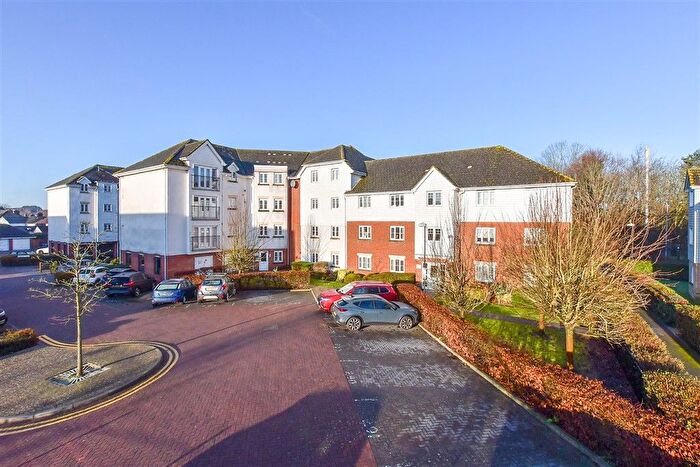 2 Bedroom Flat For Sale In Ingram Close, Larkfield, Aylesford, Kent, ME20