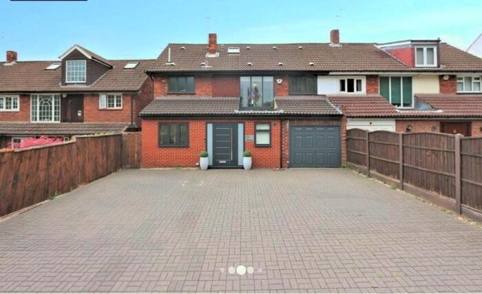 5 Bedroom Semi-Detached House To Rent In Wellfields, Loughton, IG10