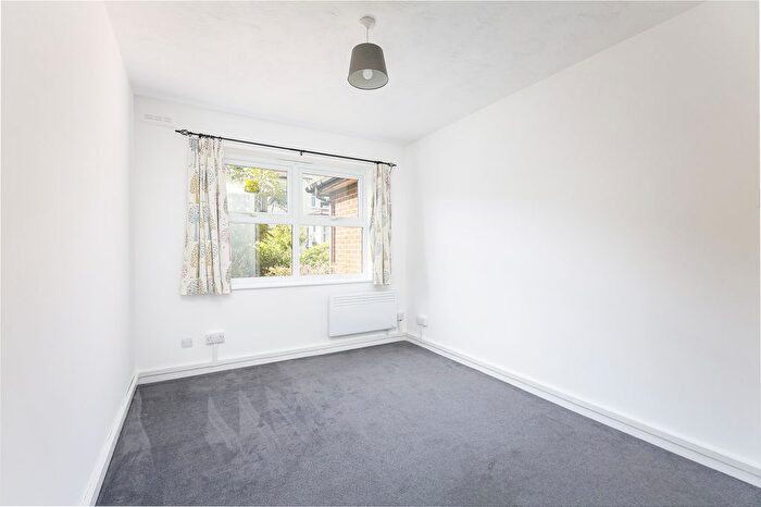 2 Bedroom Flat To Rent In Lewin Road, London, SW16