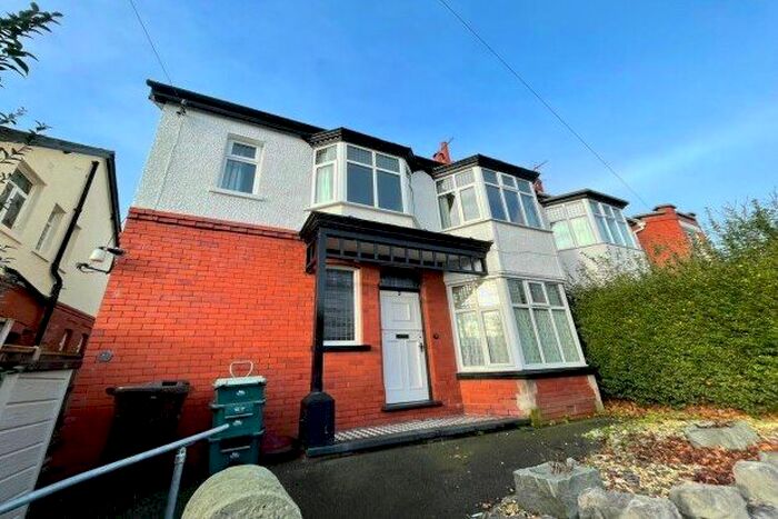 2 Bedroom Property To Rent In Woodlands Avenue, Bae Colwyn, LL28