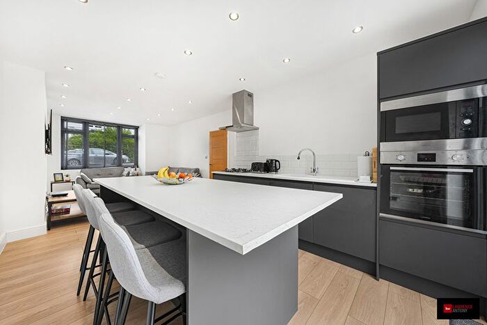 3 Bedroom Flat For Sale In Hedgehope Avenue, Rayleigh, SS6