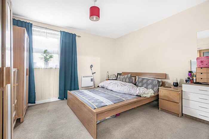 2 Bedroom Flat For Sale In Holyhead Mews, Cippenham, Slough, SL1