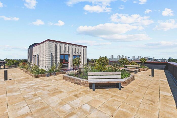 1 Bedroom Flat To Rent In Maplewood House Justice Place, Printmakers Yard, Brentford, TW8