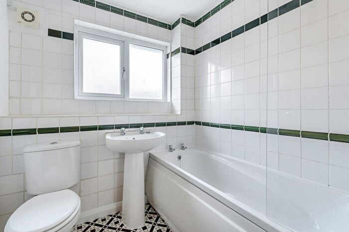 1 Bedroom Semi-Detached House To Rent In St. Pauls Terrace, London, SE17