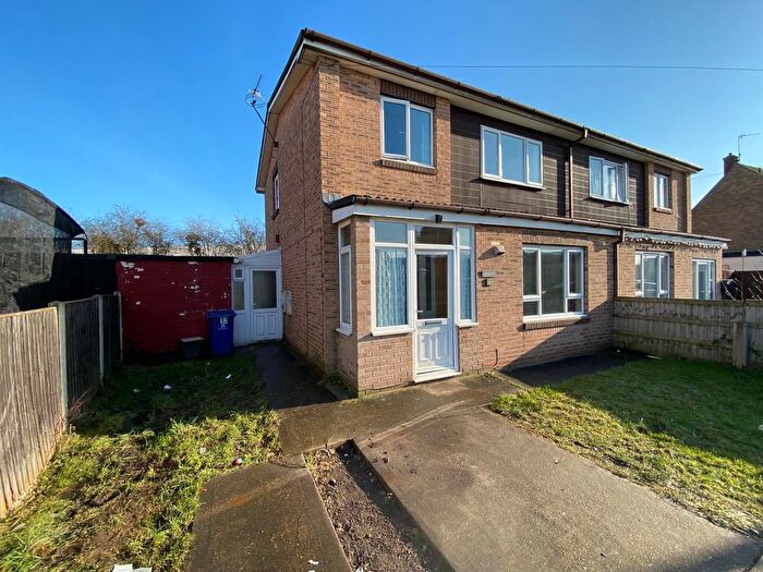 3 Bedroom Semi-Detached House To Rent In Willow Crescent, Doncaster, DN8