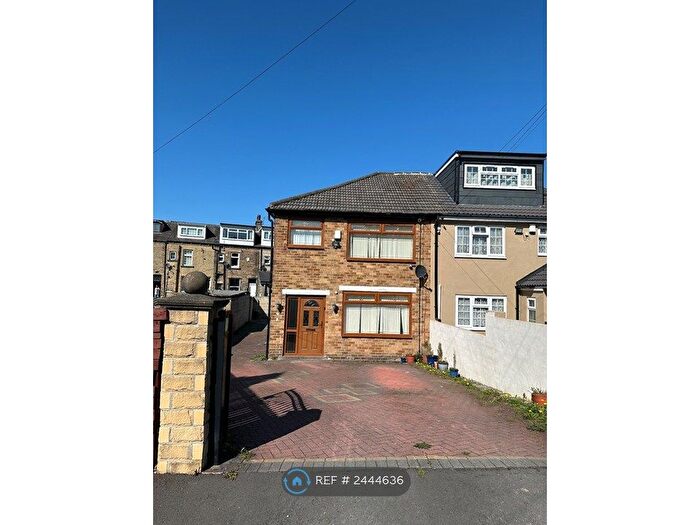 3 Bedroom Semi-Detached House To Rent In Birch Close, Bradford, BD5