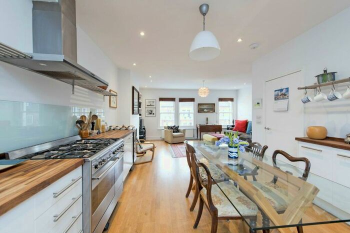 2 Bedroom Apartment To Rent In Parkgate Road, SW11