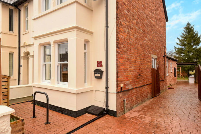 2 Bedroom Apartment To Rent In Old Road, OX3