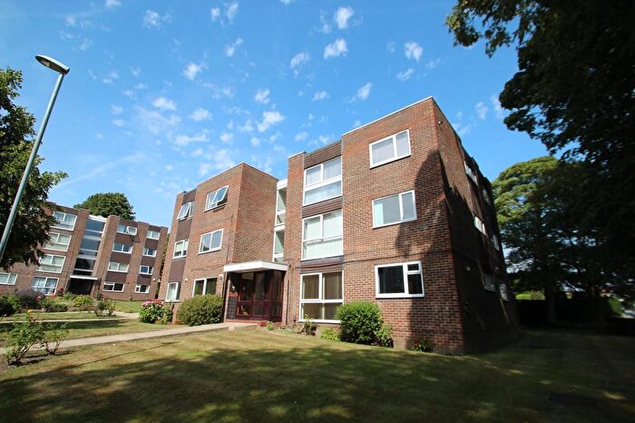 2 Bedroom Flat To Rent In Kingsway Court, Leeds, West Yorkshire, Uk, LS17
