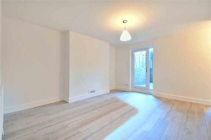 3 Bedroom Flat To Rent In Middleton Grove, Holloway, N7