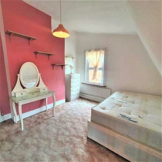 3 Bedroom Flat To Rent In Franciscan Road, London, SW12