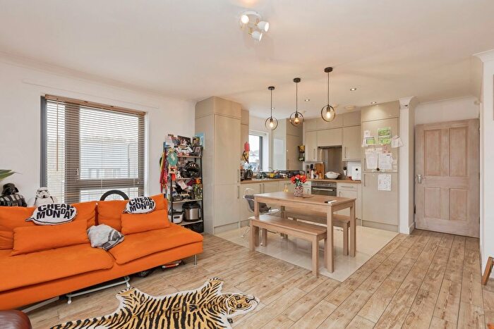 2 Bedroom Flat For Sale In Greggs Wood Road, Tunbridge Wells, Kent, TN2