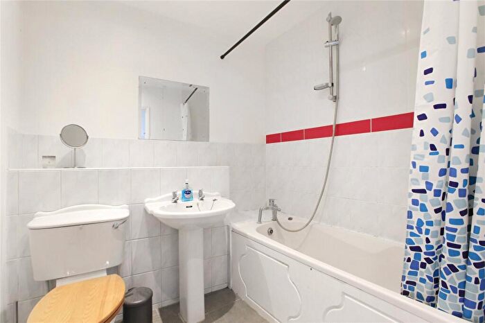 1 Bedroom Flat For Sale In Hertford Court, Falcon Road, SW11