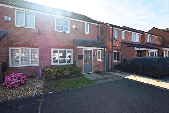 3 Bedroom Semi Detached House For Sale In Kinross Avenue, Heywood, OL10