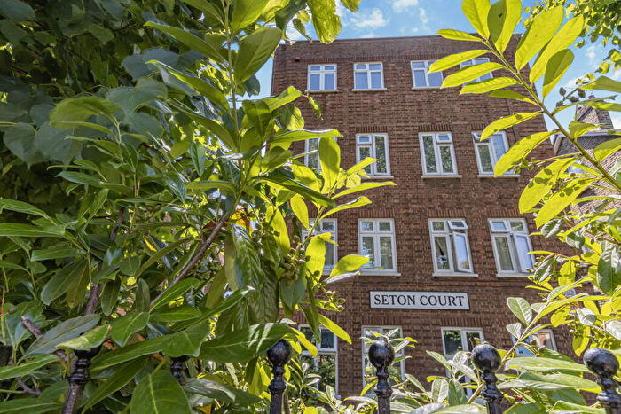 2 Bedroom Flat For Sale In Fairlop Road, London, E11