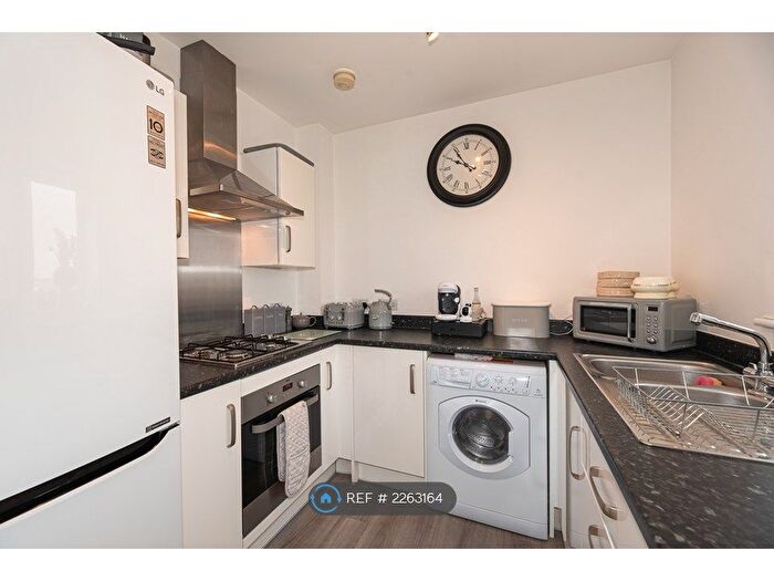 2 Bedroom Flat To Rent In Warwick Crescent, Basildon, SS15