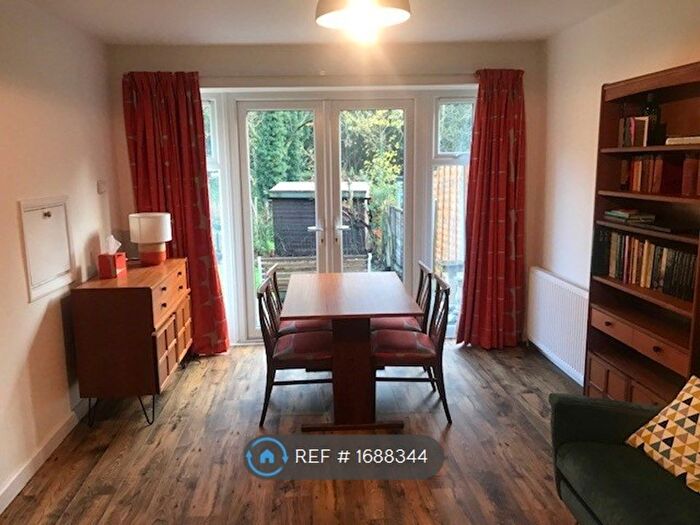 2 Bedroom Maisonette To Rent In Vernon Crescent, Barnet, EN4