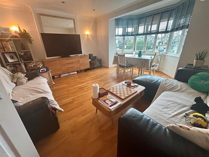 2 Bedroom Flat To Rent In Ballards Lane, Finchley, N12