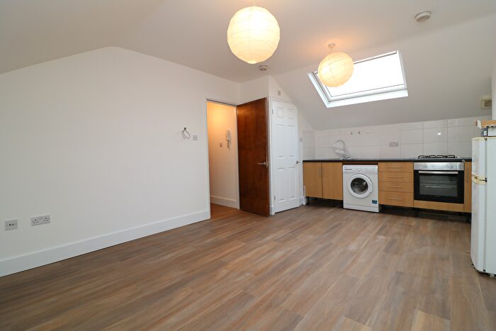 Studio To Rent In North End Road, London, SW6