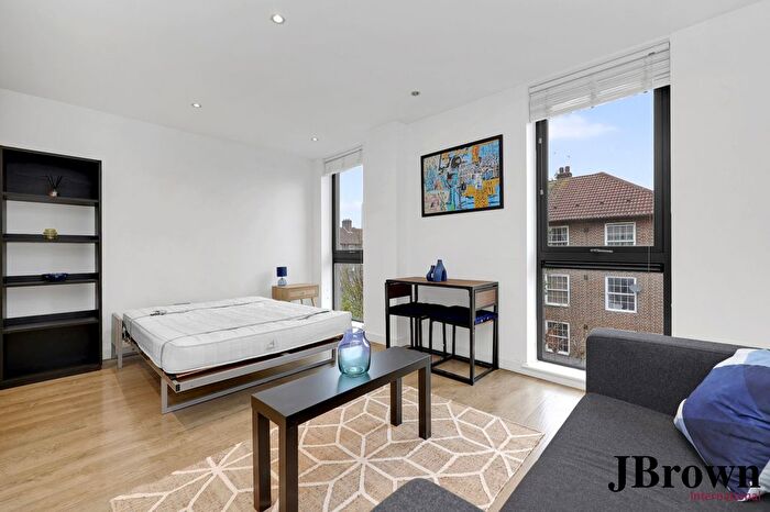 Studio To Rent In Carillon Court, London, E1