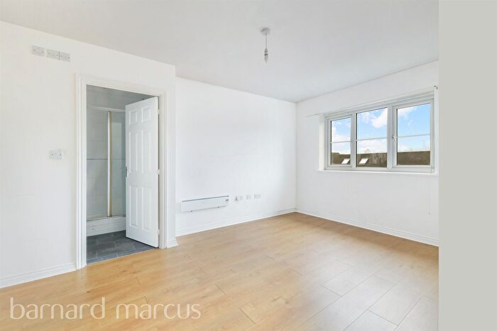 2 Bedroom Flat For Sale In Rydons Way, Redhill, RH1