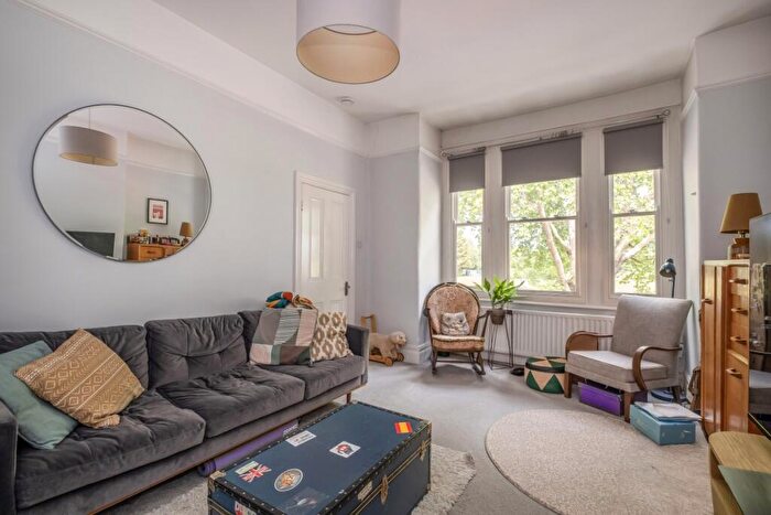 2 Bedroom Flat To Rent In Rocks Lane London, SW13