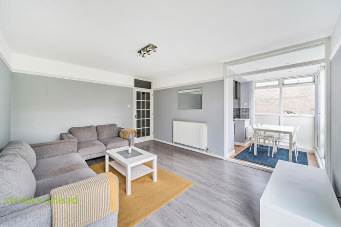 2 Bedroom Apartment For Sale In The Pines, Purley, CR8