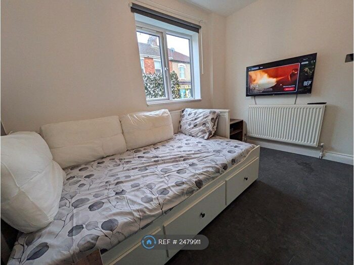 Studio To Rent In William Street, Swindon, SN1