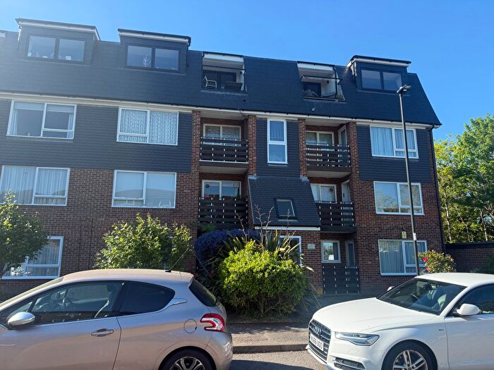 2 Bedroom Flat For Sale In Freshfield Drive, Southgate, N14