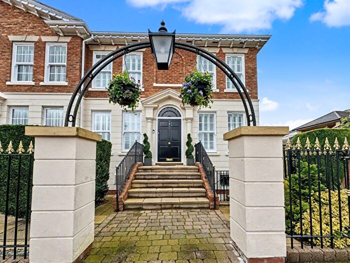 4 Bedroom Town House For Sale In Ringley Chase, Whitefield, M45