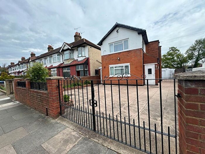3 Bedroom Detached House To Rent In Melville Gardens, London, N13
