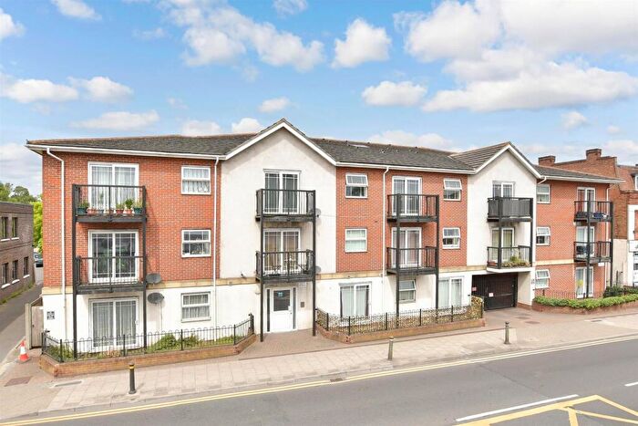 2 Bedroom Flat For Sale In Croydon Road, Beckenham, Kent, BR3
