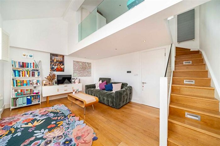 2 Bedroom Flat For Sale In Northcote Road, Between The Commons, SW11