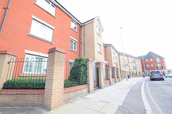 2 Bedroom Flat To Rent In Fencepiece Road, Oakside Court Fencepiece Road, IG6