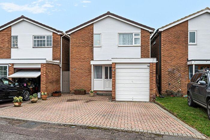 3 Bedroom Detached House For Sale In Edgeworth Drive, Carterton, Oxfordshire, OX18