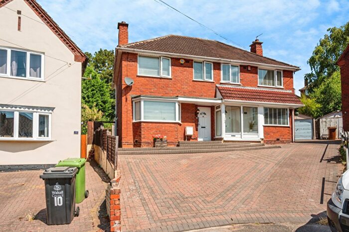 3 Bedroom Semi-Detached House For Sale In Drummond Grove, Birmingham, B43