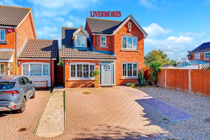 3 Bedroom Detached House For Sale In The Green, Dartford, DA2
