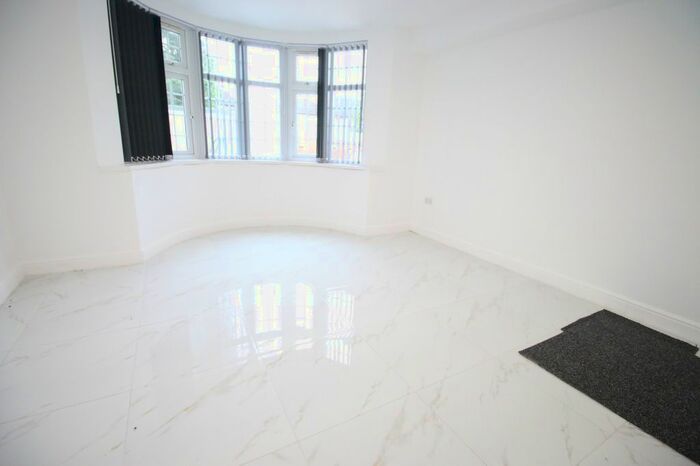 2 Bedroom Flat To Rent In The Drive, Slough, Berkshire SL3