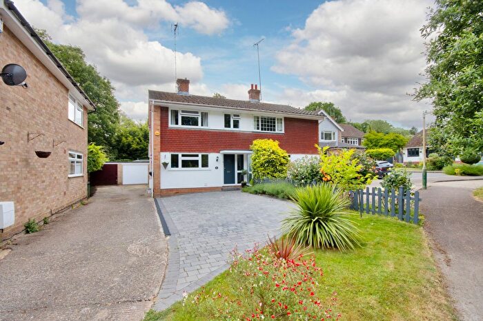3 Bedroom Semi-Detached House For Sale In Yew Tree Close, Longfield, Kent, DA3