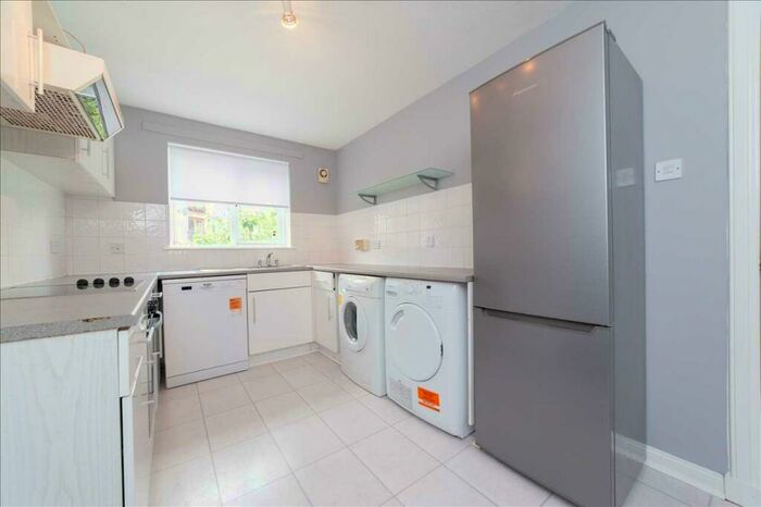 2 Bedroom Apartment To Rent In Kemp Court, Hamilton, ML3