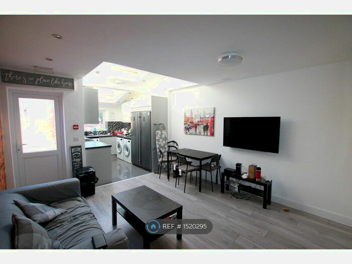 6 Bedroom Terraced House To Rent In St. Edwards Road, Reading, RG6