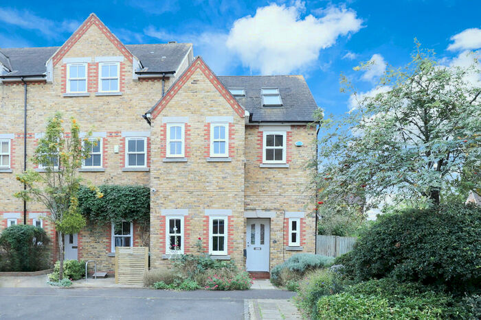 4 Bedroom Semi-Detached House To Rent In Plater Drive, Oxford, OX2