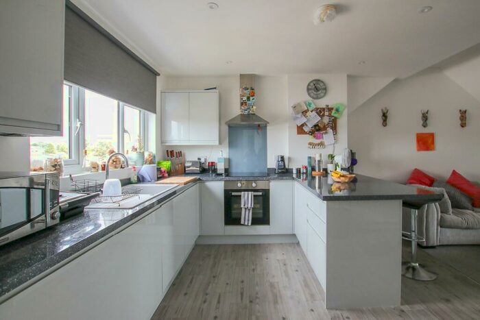 Flat To Rent In Central Avenue, Wallington, SM6