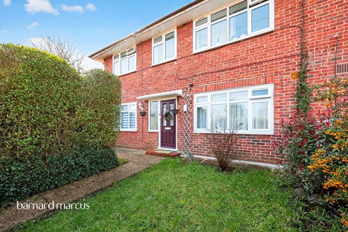 2 Bedroom Flat For Sale In Crayke Hill, Chessington, KT9