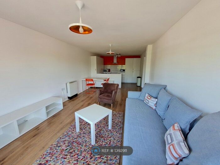 2 Bedroom Flat To Rent In Boddington Gardens, London, W3