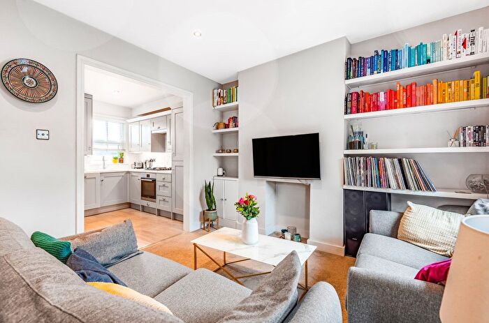 2 Bedroom Flat For Sale In Garratt Lane, Earlsfield, London, SW17
