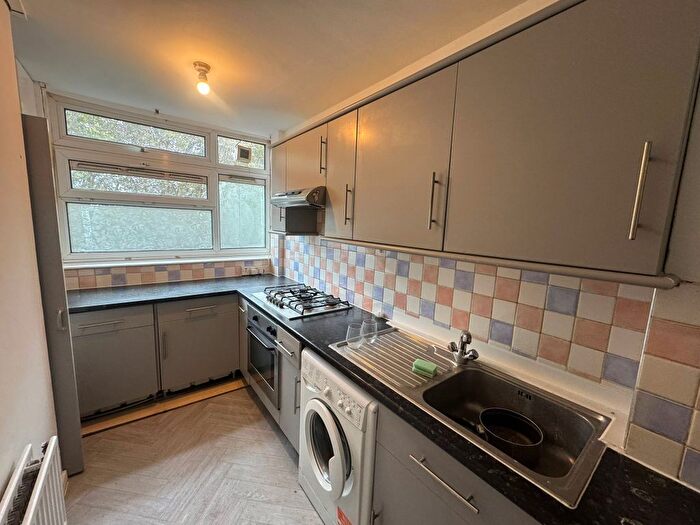 2 Bedroom Flat To Rent In Bow Road, London, E3