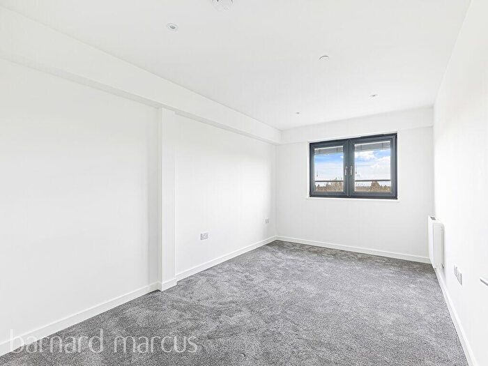 2 Bedroom Apartment To Rent In High Road, N20