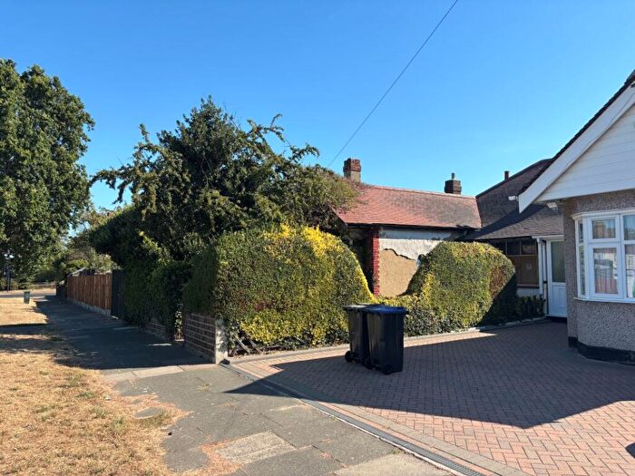 3 Bedroom Bungalow For Sale In Bournemouth Park Road, Southend-on-Sea, Essex, SS2