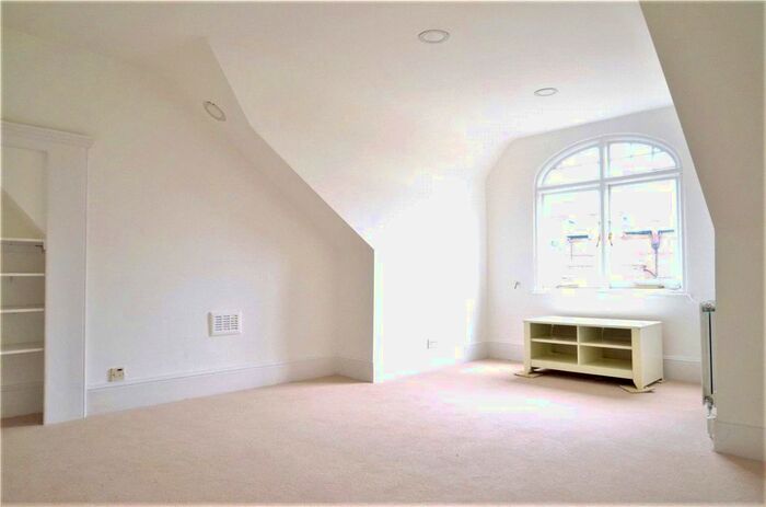 2 Bedroom Flat To Rent In Holmdene Avenue, London, SE24